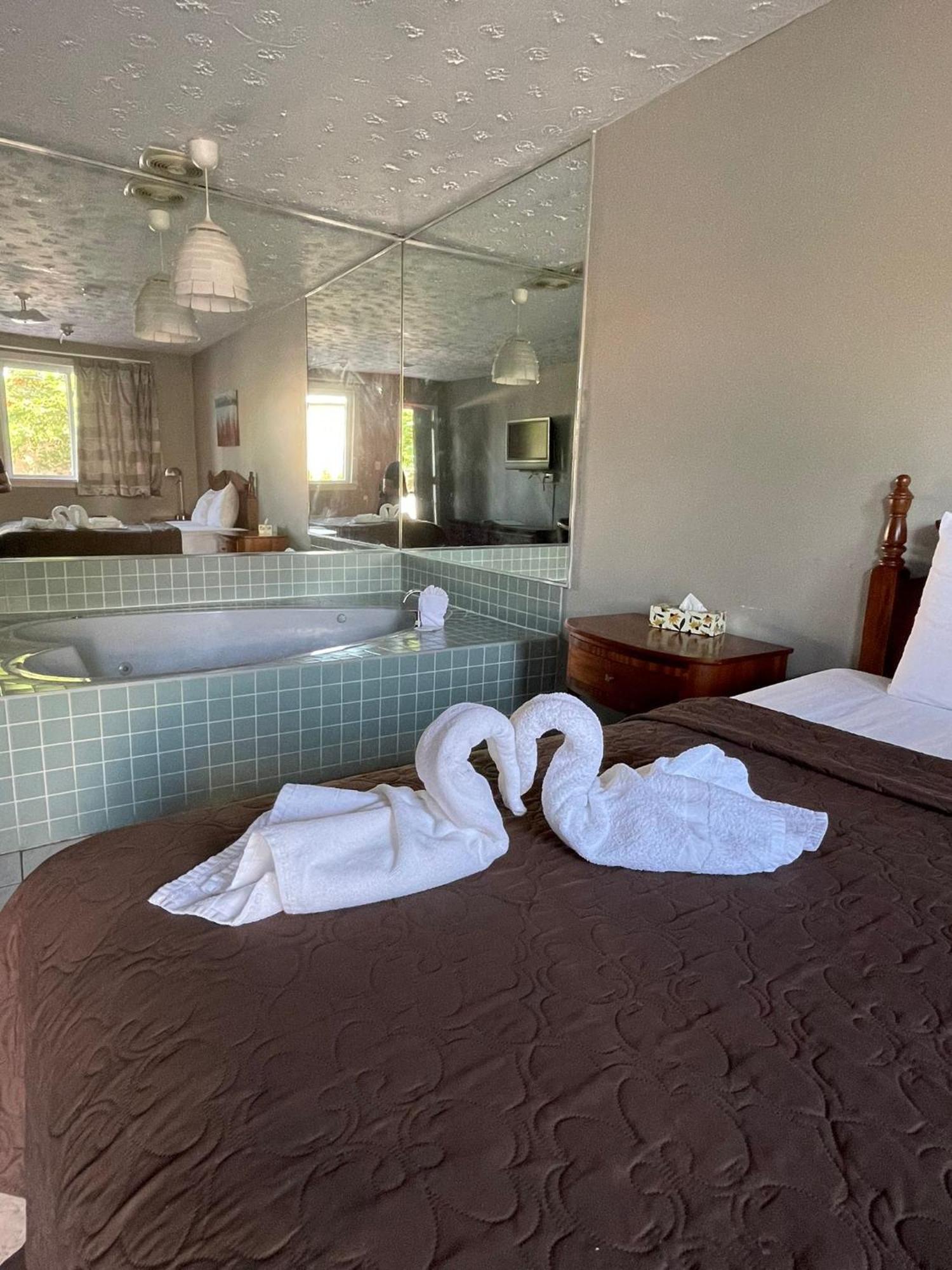 6267 Persepolis Inn Ниагарски водопад Екстериор снимка